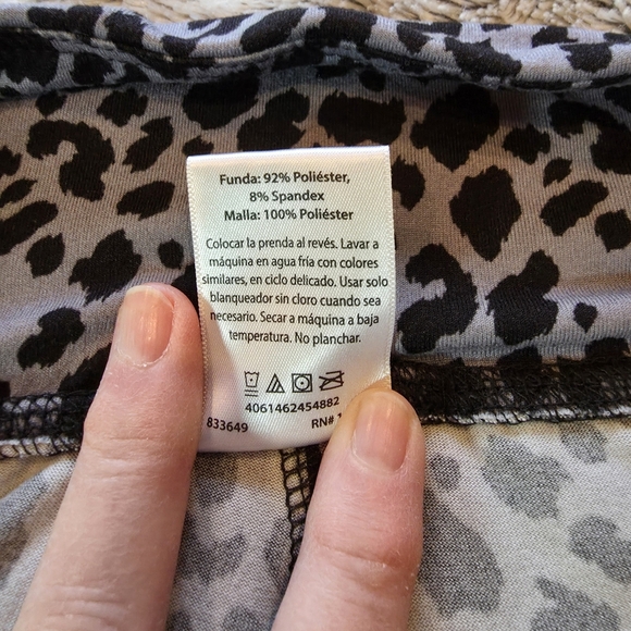 Serra Black and Gray Cropped Leggings. Size Medium - Picture 7 of 7